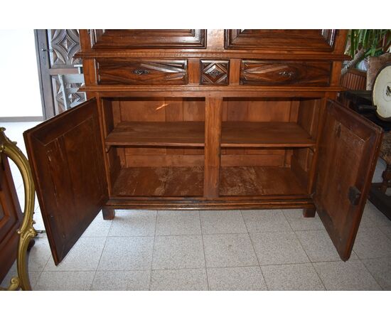 Doppio corpo - Credenza in noce