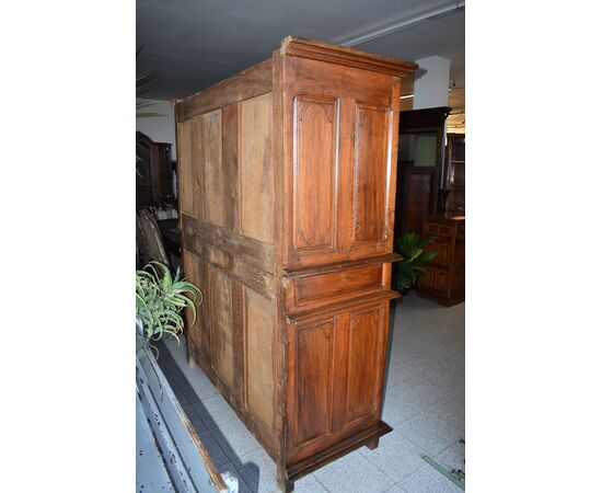 Doppio corpo - Credenza in noce