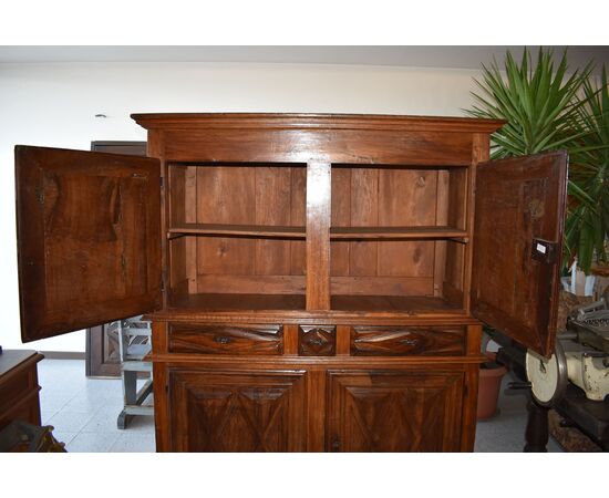 Doppio corpo - Credenza in noce