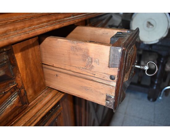 Doppio corpo - Credenza in noce