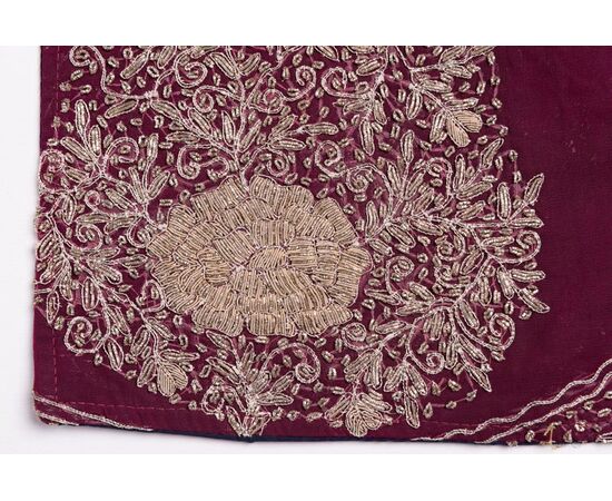 Large embroidery on Bordeaux background - B/172/2 -