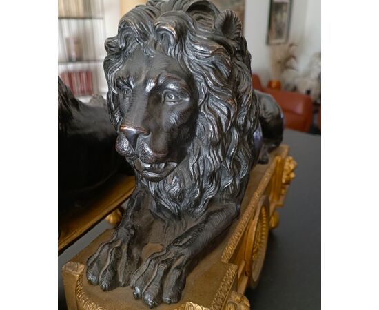 Coppia di leoni in bronzo Impero 1820 con base in bronzo dorato