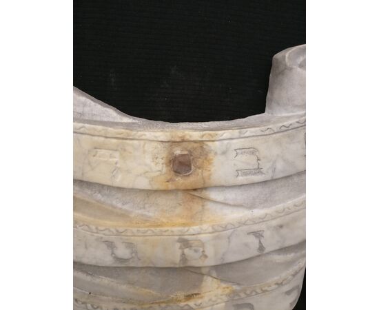 Particolare Altorilievo raffigurante l'alfabeto ebraico - 69 x 41 cm - Marmo di Carrara - fine 19° secolo - Venezia