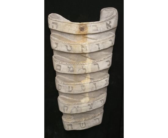 Particolare Altorilievo raffigurante l'alfabeto ebraico - 69 x 41 cm - Marmo di Carrara - fine 19° secolo - Venezia