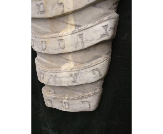Particolare Altorilievo raffigurante l'alfabeto ebraico - 69 x 41 cm - Marmo di Carrara - fine 19° secolo - Venezia
