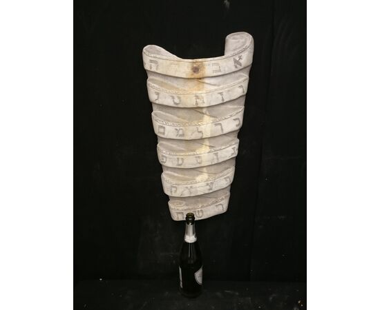 Particolare Altorilievo raffigurante l'alfabeto ebraico - 69 x 41 cm - Marmo di Carrara - fine 19° secolo - Venezia