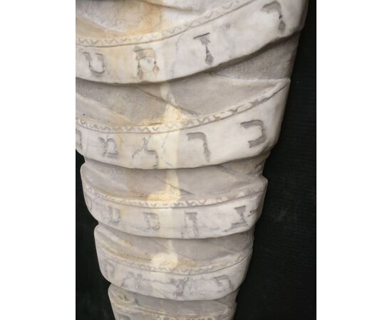 Particolare Altorilievo raffigurante l'alfabeto ebraico - 69 x 41 cm - Marmo di Carrara - fine 19° secolo - Venezia