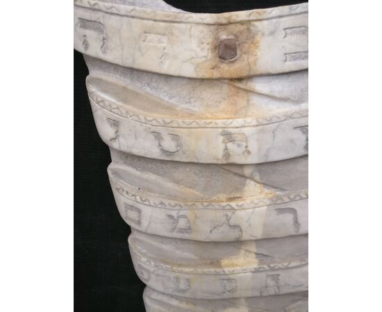 Particolare Altorilievo raffigurante l'alfabeto ebraico - 69 x 41 cm - Marmo di Carrara - fine 19° secolo - Venezia