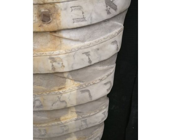 Particolare Altorilievo raffigurante l'alfabeto ebraico - 69 x 41 cm - Marmo di Carrara - fine 19° secolo - Venezia