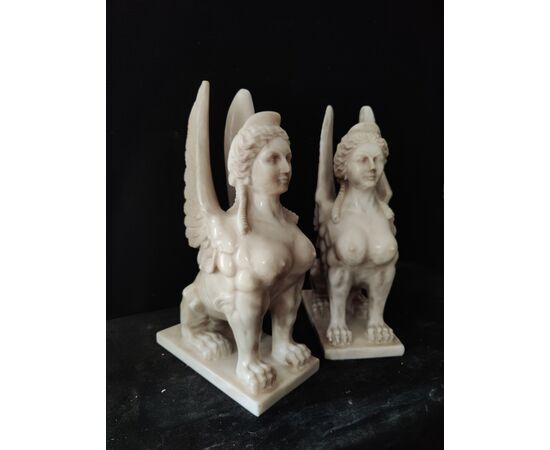 Strepitosa coppia di Sfingi in marmo di Carrara - H 38 cm