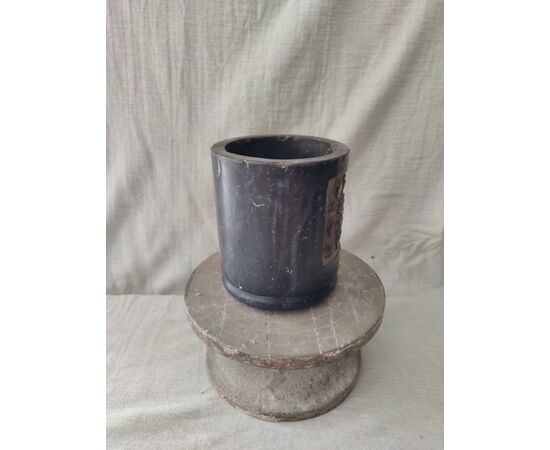 Particolare portapenne in marmo nero marquina - H 17 cm