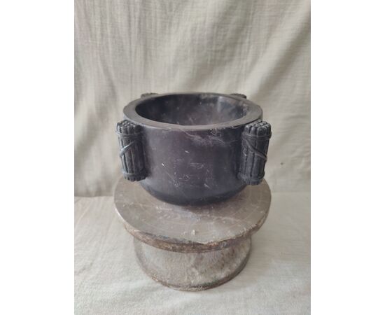 Interessante mortaio in marmo nero marquina - H 13 cm