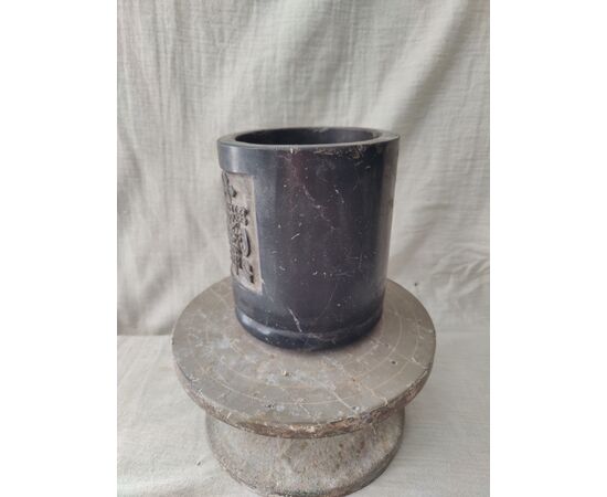 Particolare portapenne in marmo nero marquina - H 17 cm