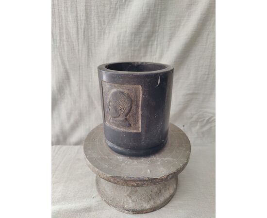 Particolare portapenne in marmo nero marquina - H 17 cm