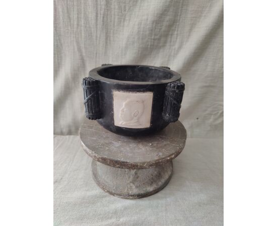 Interessante mortaio in marmo nero marquina - H 13 cm