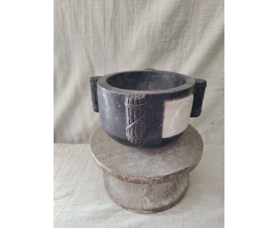 Interessante mortaio in marmo nero marquina - H 13 cm