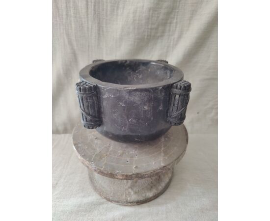 Interessante mortaio in marmo nero marquina - H 13 cm