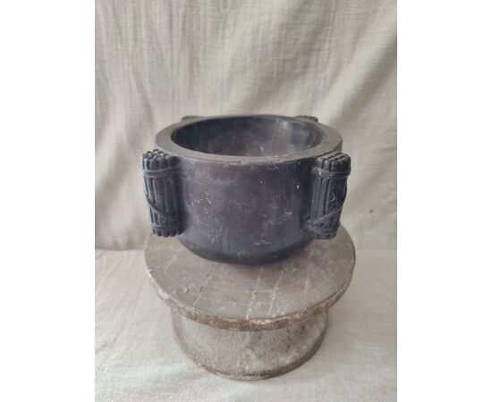 Interessante mortaio in marmo nero marquina - H 13 cm