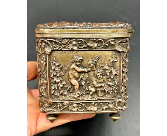 Cofanetto Antico in Rame Rincalzato – Scena Bucolica con Putti Epoca:  XIX secolo.