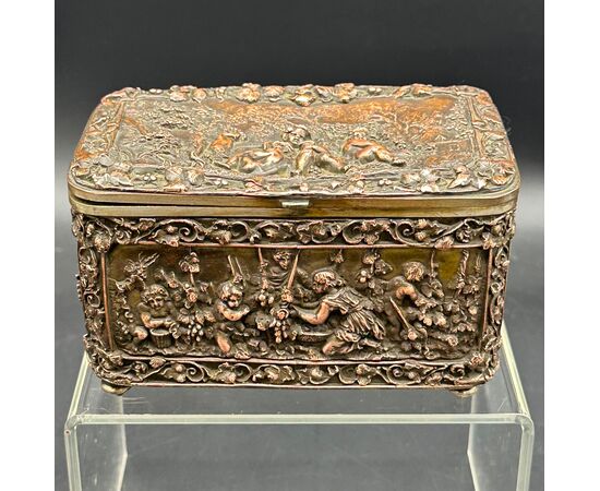 Cofanetto Antico in Rame Rincalzato – Scena Bucolica con Putti Epoca:  XIX secolo.