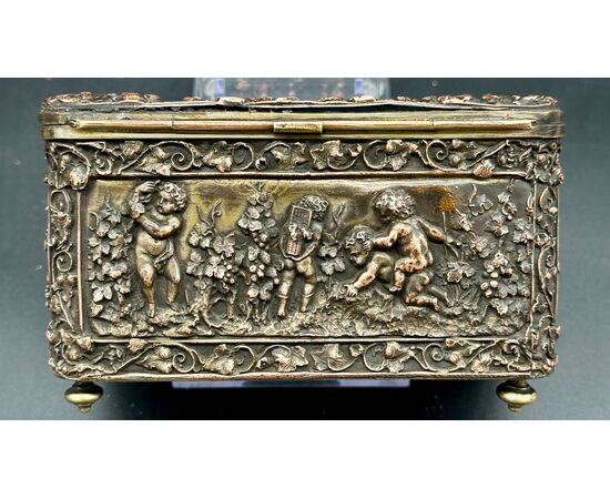 Cofanetto Antico in Rame Rincalzato – Scena Bucolica con Putti Epoca:  XIX secolo.