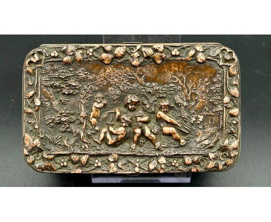 Cofanetto Antico in Rame Rincalzato – Scena Bucolica con Putti Epoca:  XIX secolo.