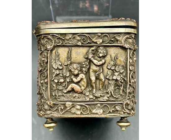 Cofanetto Antico in Rame Rincalzato – Scena Bucolica con Putti Epoca:  XIX secolo.