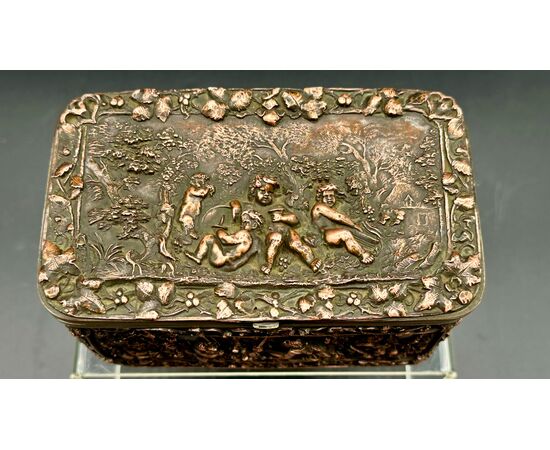Cofanetto Antico in Rame Rincalzato – Scena Bucolica con Putti Epoca:  XIX secolo.