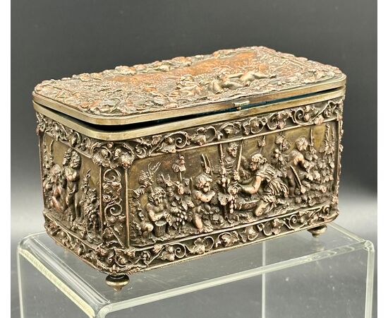 Cofanetto Antico in Rame Rincalzato – Scena Bucolica con Putti Epoca:  XIX secolo.
