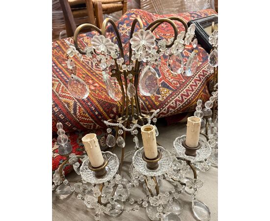 Antica coppia di appliques '900 a tre luci con gocce di cristallo 40x40x20cm