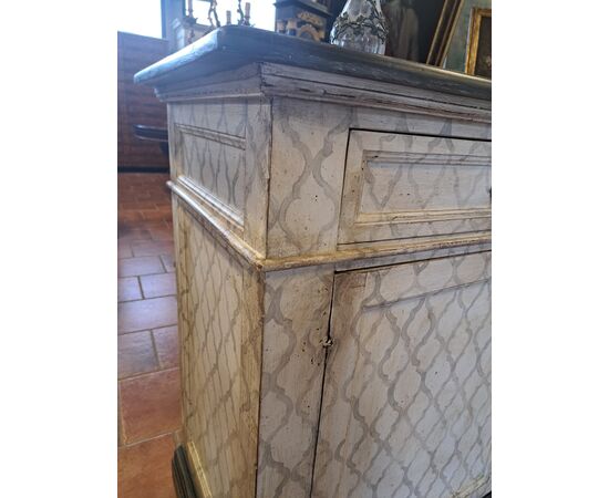 Grande credenza laccata dell'Ottocento