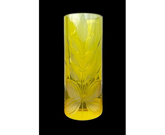 Vaso in cristallo cilindrico,molaro con motivo floreale.Boemia.