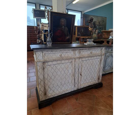 Grande credenza laccata dell'Ottocento