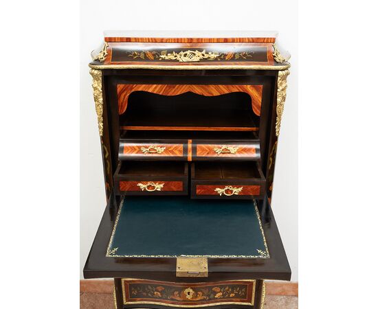 Secretaire Napoleone III in legni esotici pregiati con applicazioni in bronzo dorato. Francia XIX secolo.