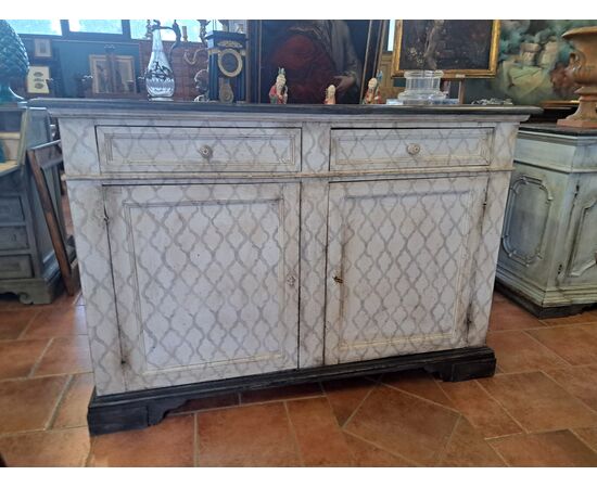 Grande credenza laccata dell'Ottocento