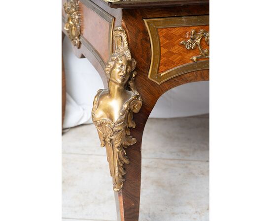 Scrivania /Bureau Plat antica Napoleone III Francese in legno esotico pregiato con innesti di elementi in bronzo dorato. Francia XIX secolo.