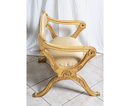 Poltrona /inginocchiatoio antico Luigi Filippo in legno dorato e intagliato. Francia XIX secolo.