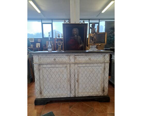 Grande credenza laccata dell'Ottocento