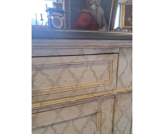 Grande credenza laccata dell'Ottocento