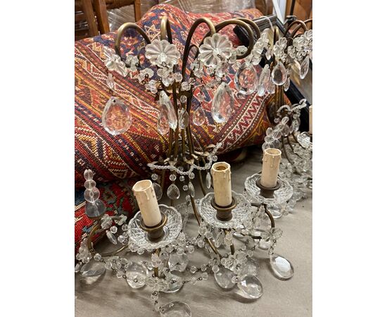 Antica coppia di appliques '900 a tre luci con gocce di cristallo 40x40x20cm