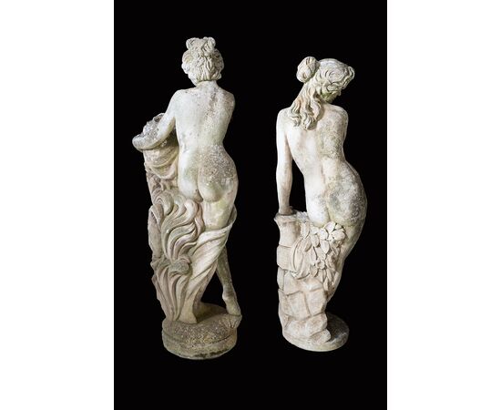 Coppia di sculture antiche da giardino in pietra Vicentina. Periodo XX secolo.