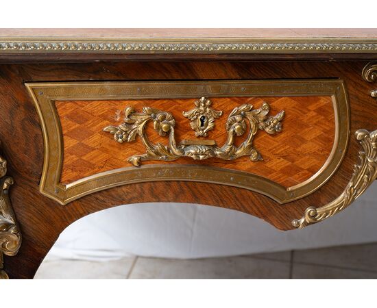 Scrivania /Bureau Plat antica Napoleone III Francese in legno esotico pregiato con innesti di elementi in bronzo dorato. Francia XIX secolo.
