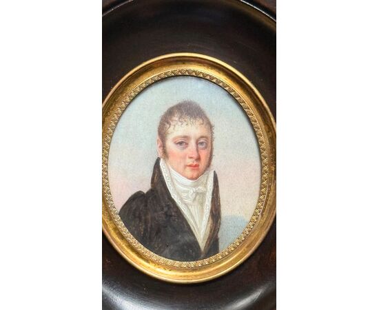 Ivory miniature depicting a male figure.