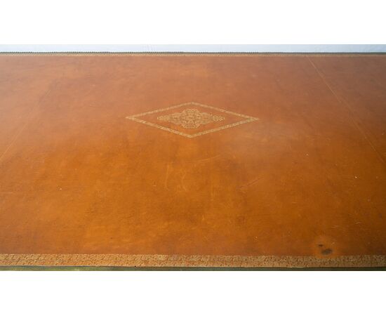Scrivania /Bureau Plat antica Napoleone III Francese in legno esotico pregiato con innesti di elementi in bronzo dorato. Francia XIX secolo.