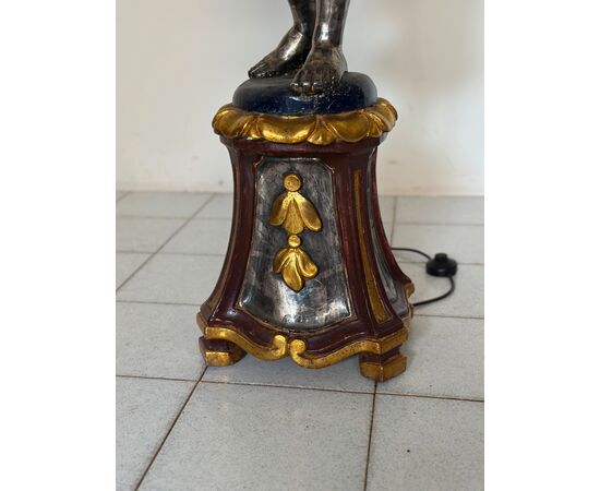 Floor lamp. Moor of Venice, carved, lacquered and gilded wood, 20th century.