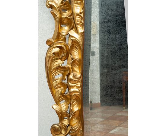 Specchiera antica stile Luigi XV in legno dorato e intagliato. Firenze XIX secolo.