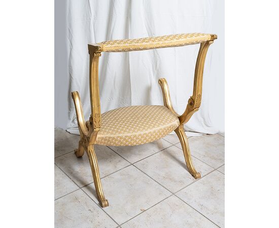 Poltrona /inginocchiatoio antico Luigi Filippo in legno dorato e intagliato. Francia XIX secolo.