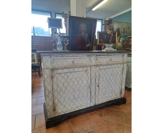 Grande credenza laccata dell'Ottocento