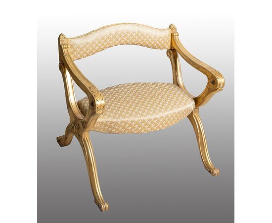 Poltrona /inginocchiatoio antico Luigi Filippo in legno dorato e intagliato. Francia XIX secolo.