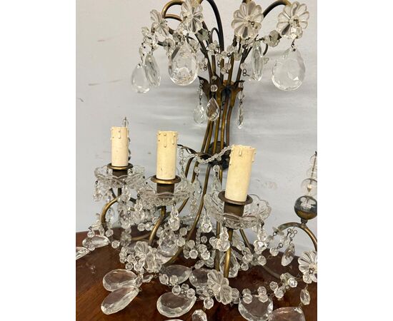 Antica coppia di appliques '900 a tre luci con gocce di cristallo 40x40x20cm